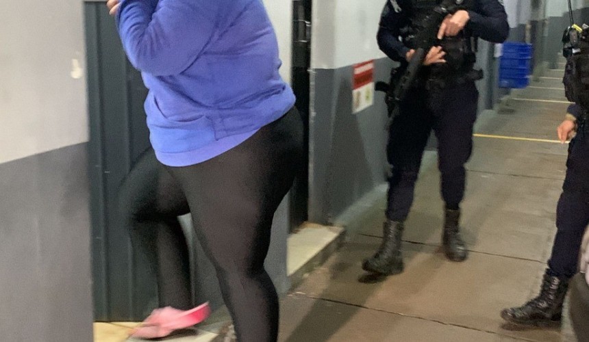 Mulher é presa por tráfico de drogas no Bairro Melissa em Cascavel