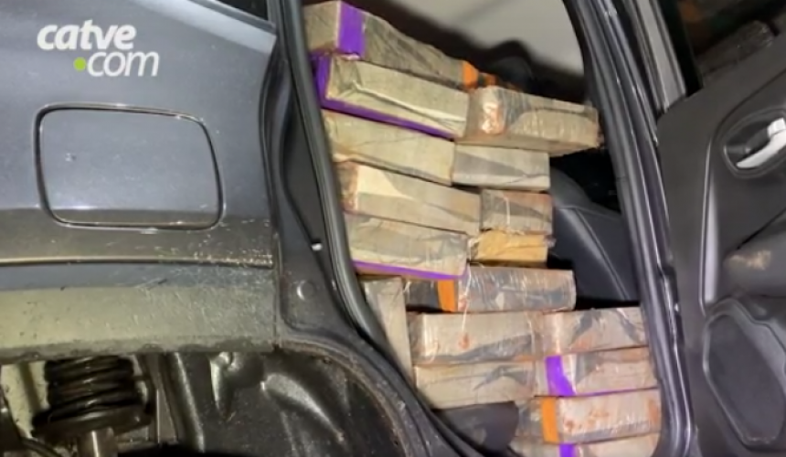 PRF apreende carro carregado com maconha e detém traficante na BR 277