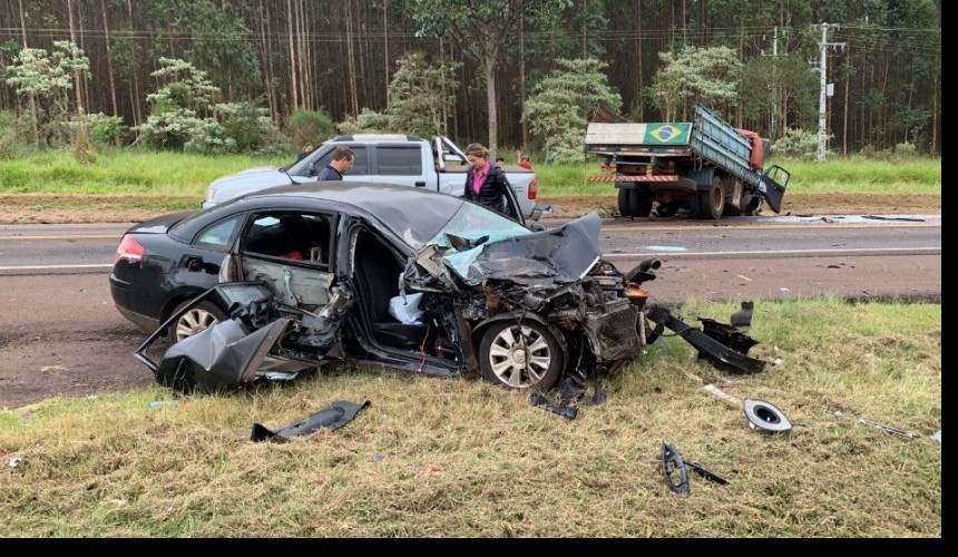 Mulher fica ferida em acidente entre carro e caminhão na BR-277 em Santa Tereza do Oeste