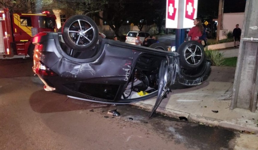 Acidente seguido de capotamento é registrado na Rua Recife esquina com Rua Salgado Filho
