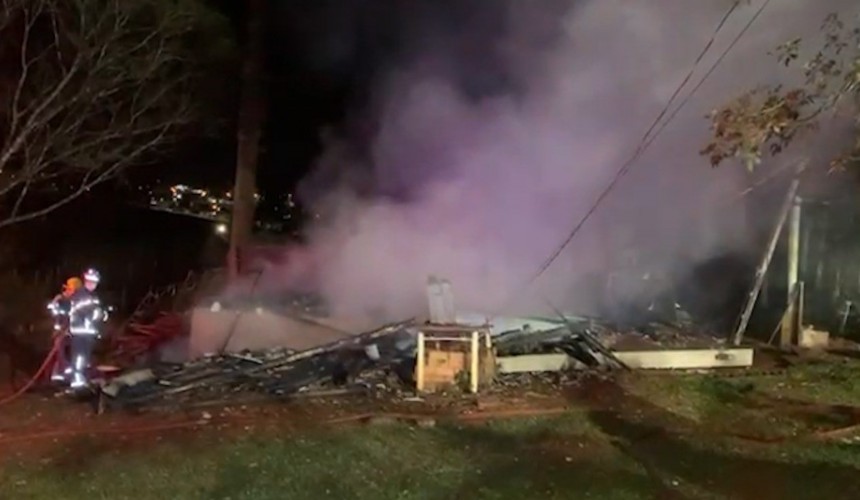 Casa é completamente destruída por incêndio em Cascavel