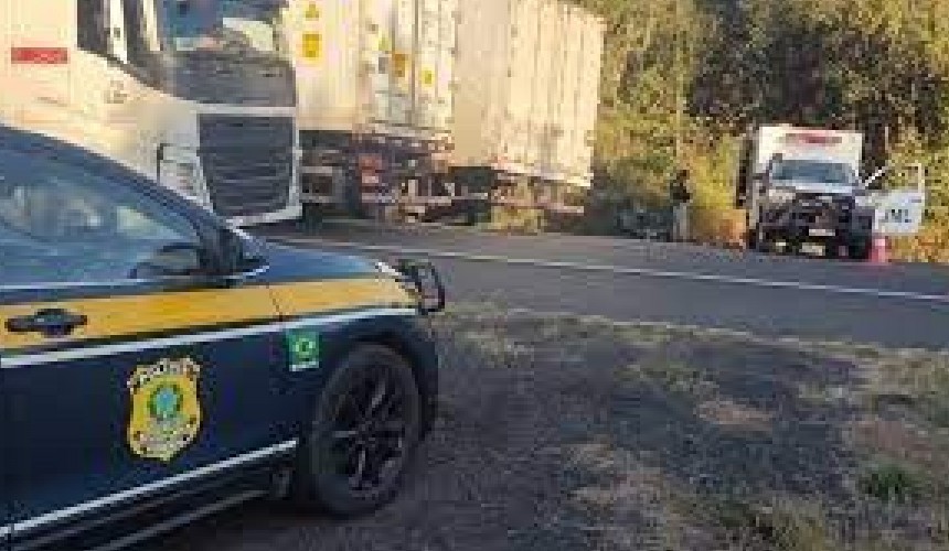 Três pessoas morrem em acidente entre carro e caminhão na BR 277