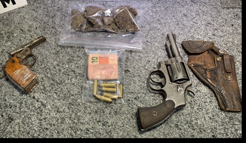 Com farda da PM, homem é preso com duas armas de fogo no Bairro Melissa