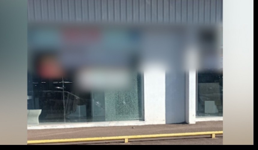 Homem joga pedra contra loja e acaba detido em Cascavel