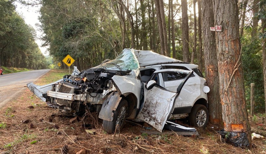 Mulher fica ferida após carro sair da pista e colidir contra árvore em Salto do Lontra