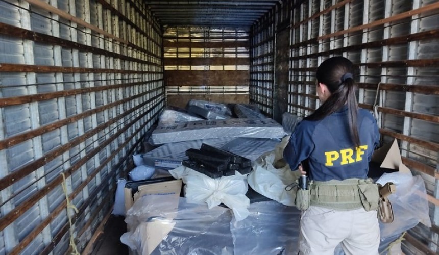 PRF apreende uma tonelada de maconha dentro de camas no Paraná