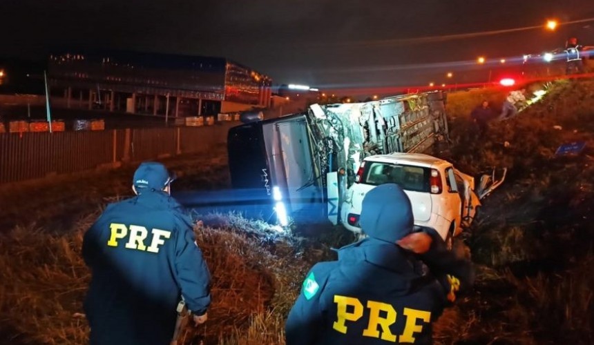 Duas pessoas morrem em grave colisão entre ônibus e carro