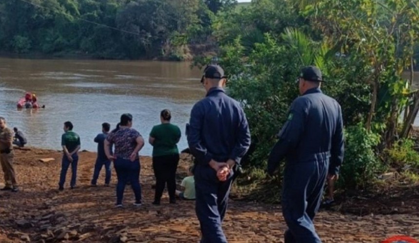 Bombeiros realizam buscas aquáticas por idoso que caiu de balsa no Rio Piquiri