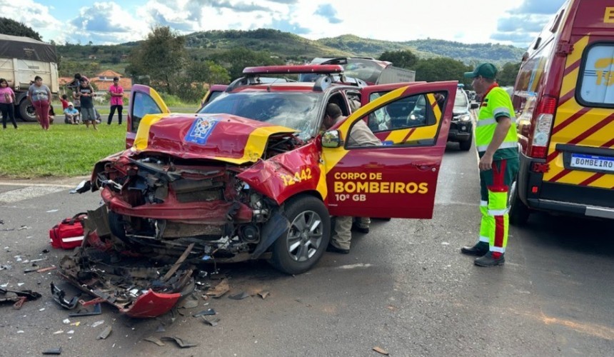 Bombeiros ficam feridos em acidente na BR 277, em Nova Laranjeiras