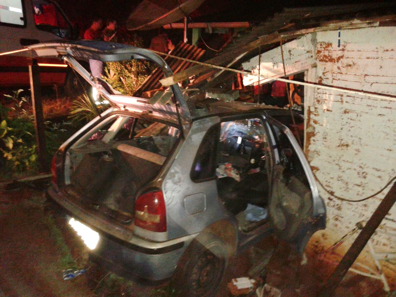 Carro invade residência em Capitão