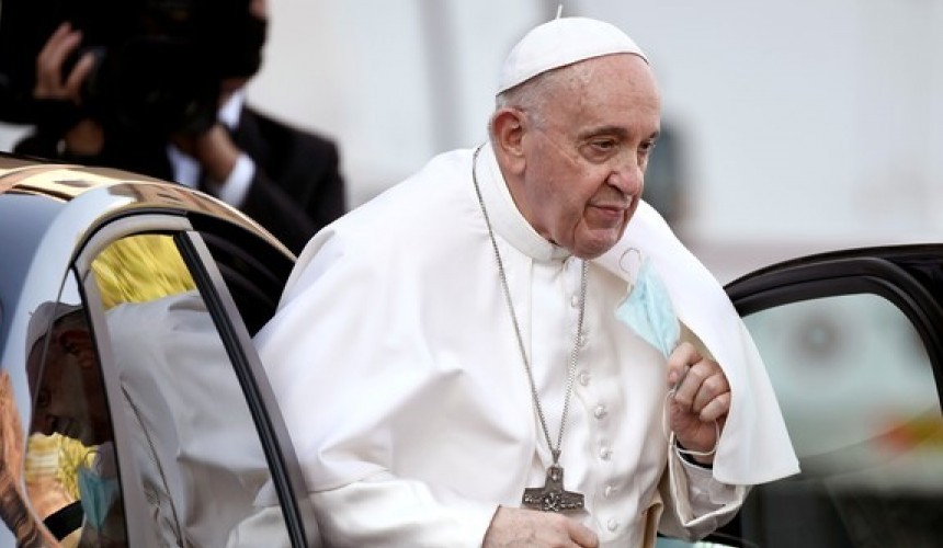 Papa Francisco é internado e passa por cirurgia no intestino