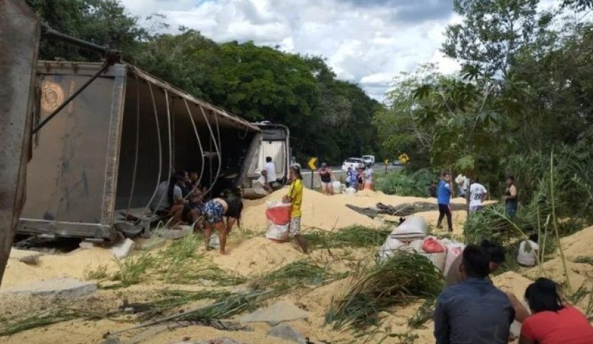 Carreta tomba e carga é saqueada na BR 277 em Nova Laranjeiras
