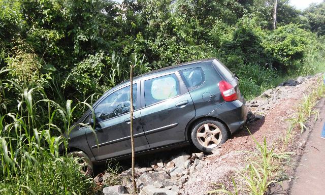 Veiculo roda e cai em barranco na BR 163 em Capitão