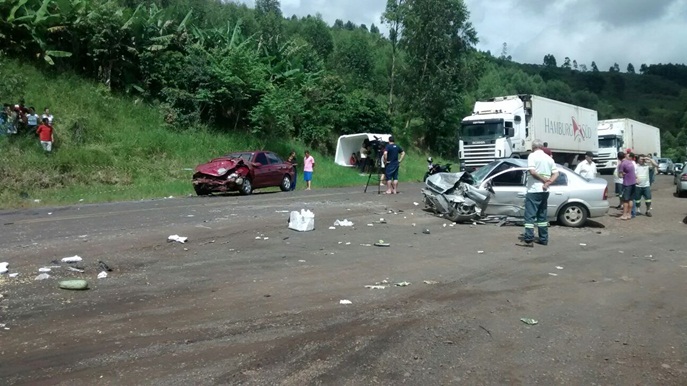 Acidente entre três veículos deixa um morto na PR-180 em Enéas Marques