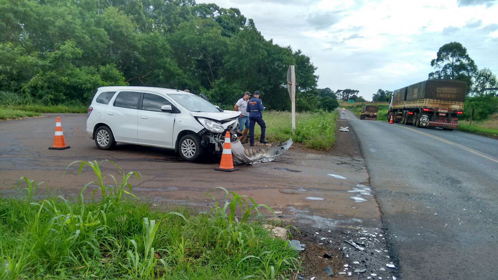 Colisão no trevo de Capitão envolve minivan e caminhão