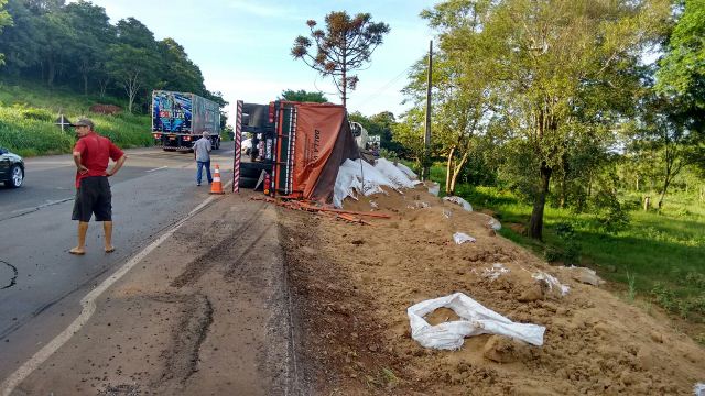 Carreta carregada de farelo tomba na BR 163 próximo a Capitão Leônidas Marques