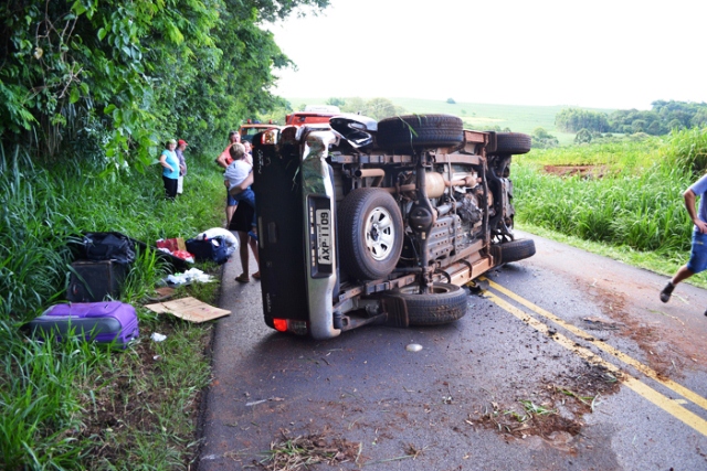 Ao desviar de carro, Hilux capota na PR-281 em Santa Izabel do Oeste