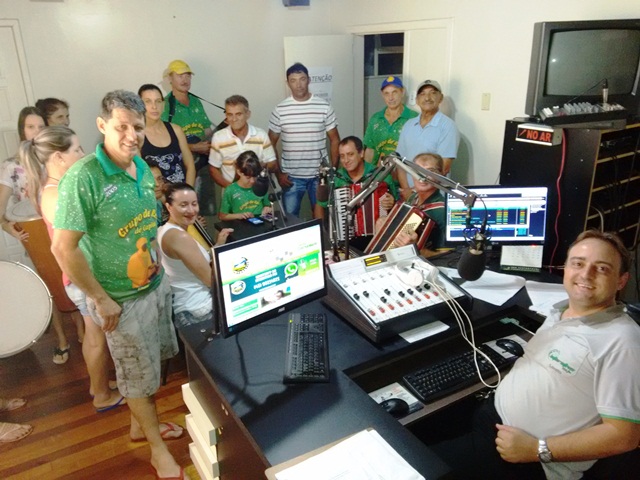 Grupo Folia de Reis visita Rádio Interativa