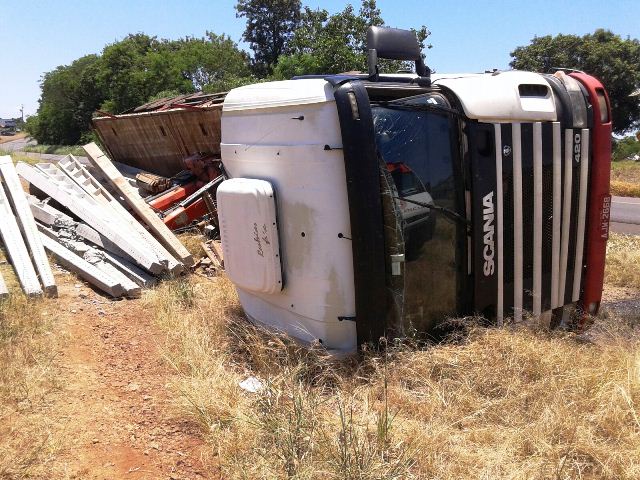 Carreta carregada com postes tomba na BR-163 em Capitão