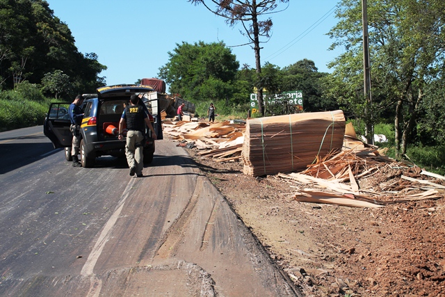 Carreta carregada com lâminas de madeira tomba e deixa BR-163 parcialmente bloqueada