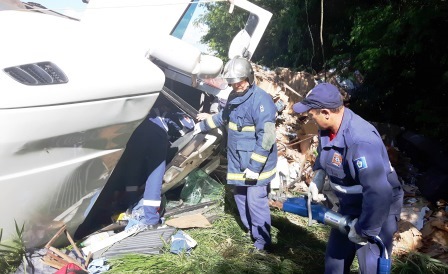 Carreta tomba na BR 163 e motorista fica preso às ferragens