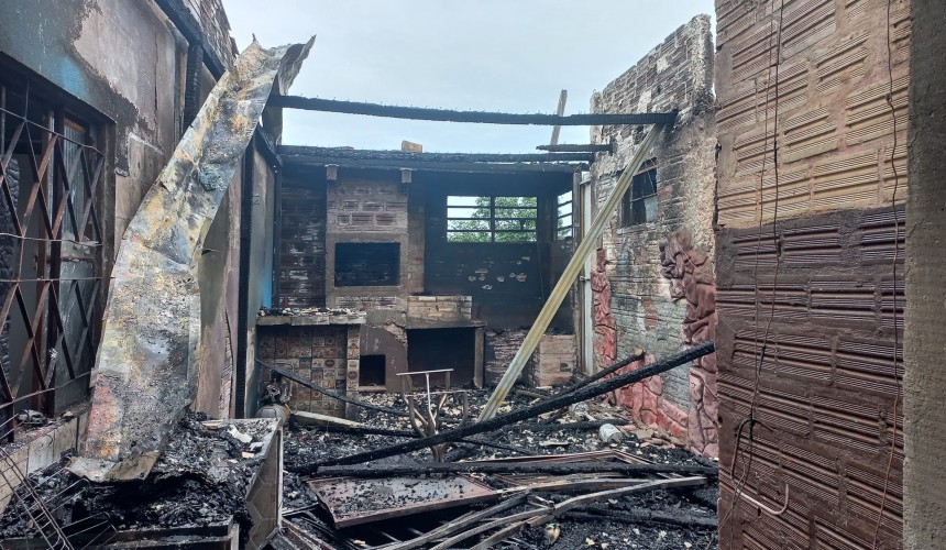Residência mista pega fogo e é totalmente destruída em Santa Izabel do Oeste
