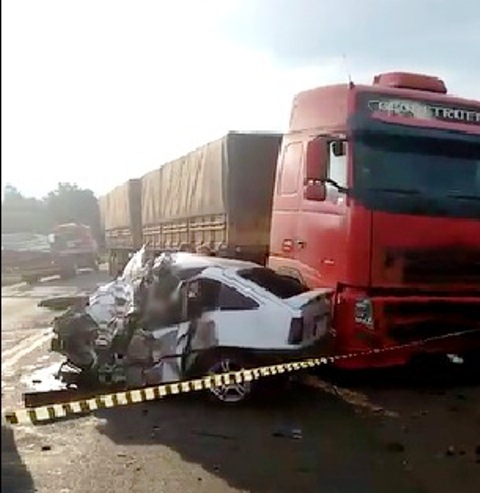 Acidente entre carro e caminhão deixa um morto na PR-280