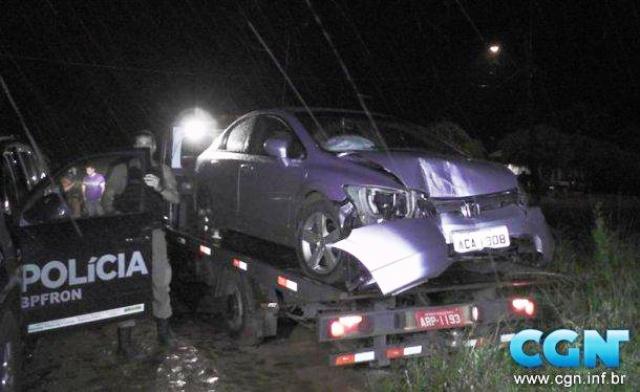 Após fuga, Civic roubado bate em poste em Santa Tereza do Oeste