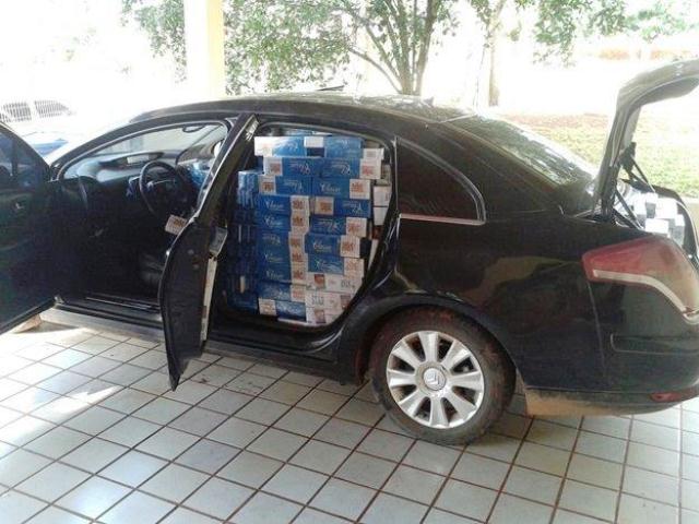 PM de Nova Prata apreende carro carregado com cigarros contrabandeados