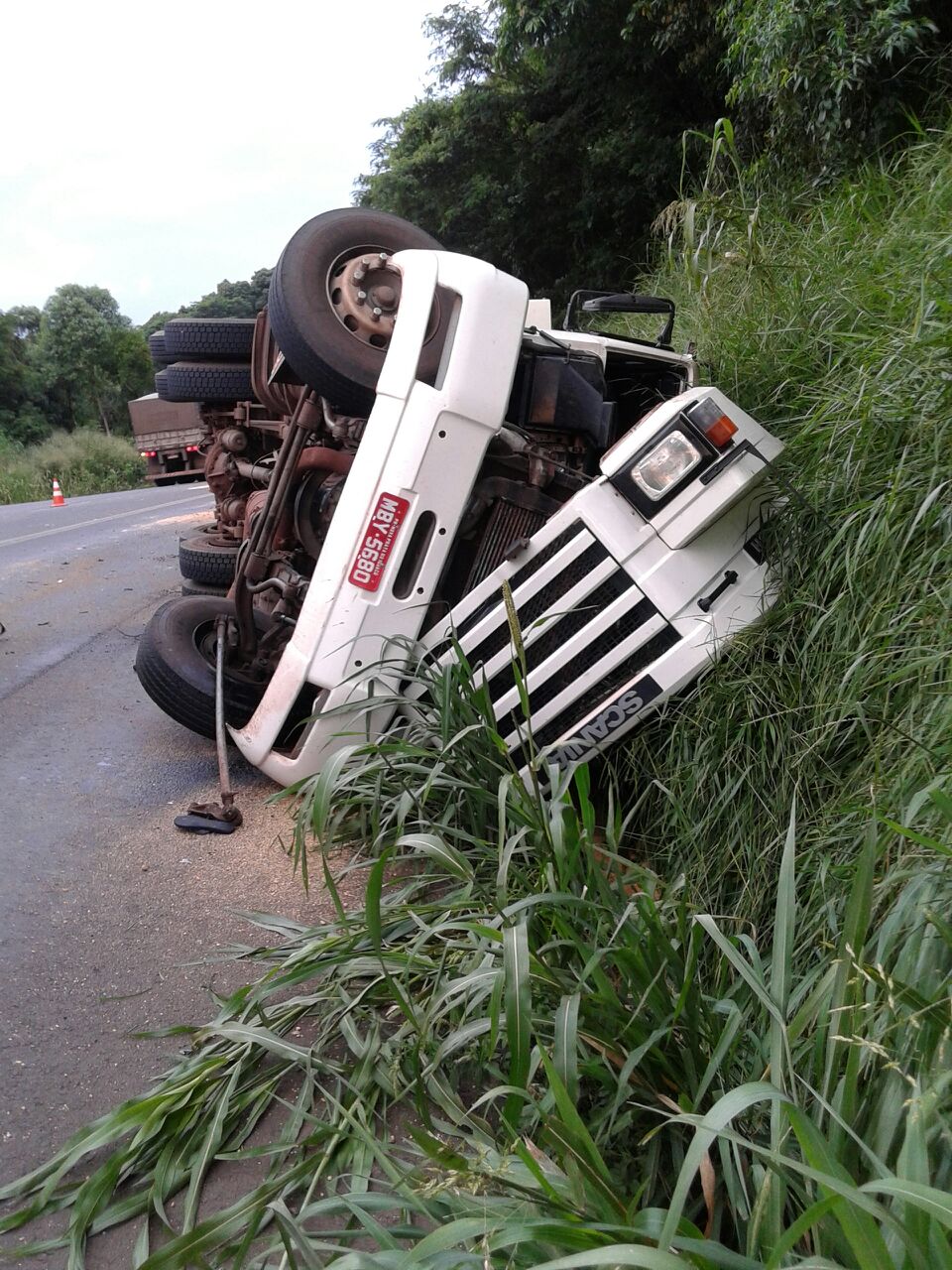 Carreta carrega de farelo de soja tomba na BR 163 em Capitão