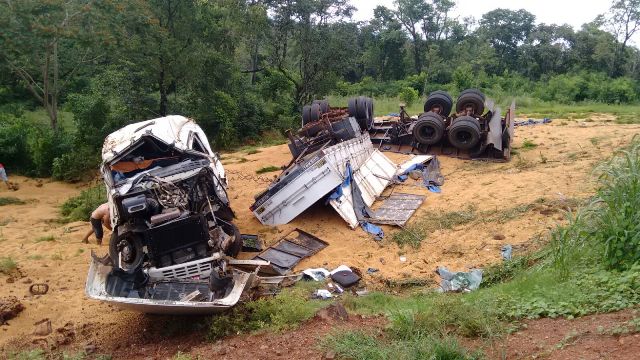 Carreta carregada com 38 toneladas de soja tomba na BR 163 em Capitão