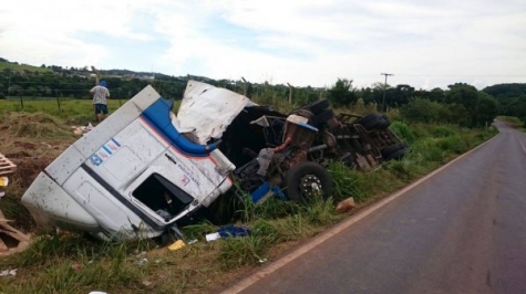 PRF prende pessoas que saqueavam carga de caminhão acidentado