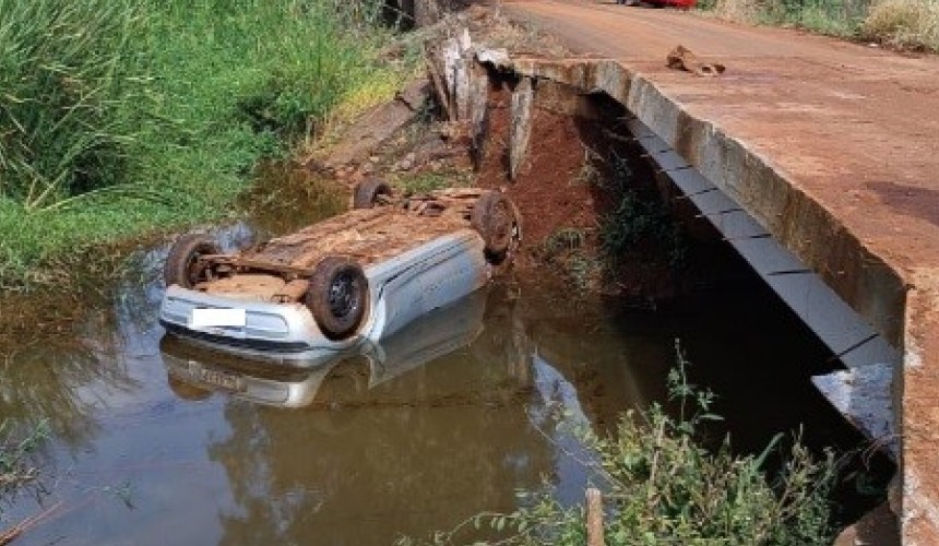 Mulher morre após carro capotar dentro de rio em Pranchita