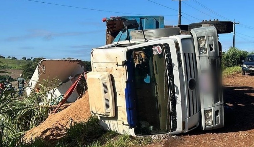 Caminhão carregado com serragem tomba na PR-484 em Capitão Leônidas Marques