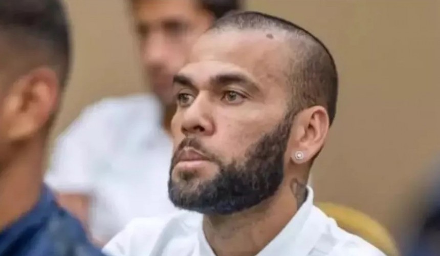 Daniel Alves é condenado a 4 anos e 6 meses de prisão por estupro de jovem em boate de Barcelona