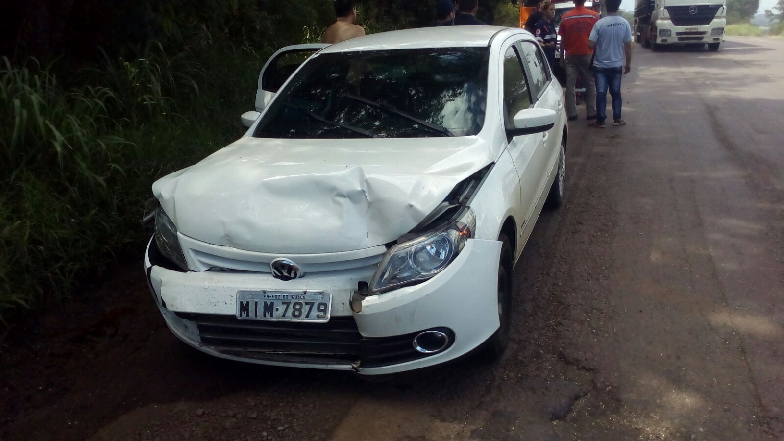 Colisão traseira é registrada na BR-163 em Santa Lucia e 1 dos veículos se evade do local