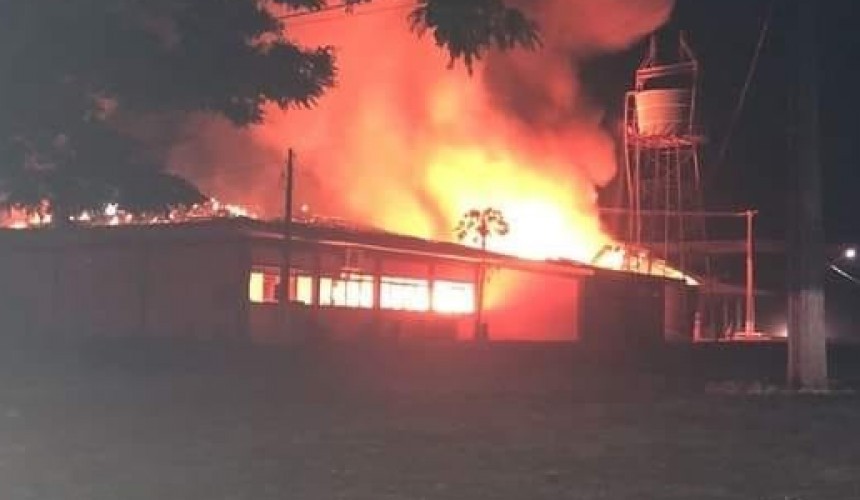 Incêndio destrói prédio da secretaria de Agricultura de Matelândia