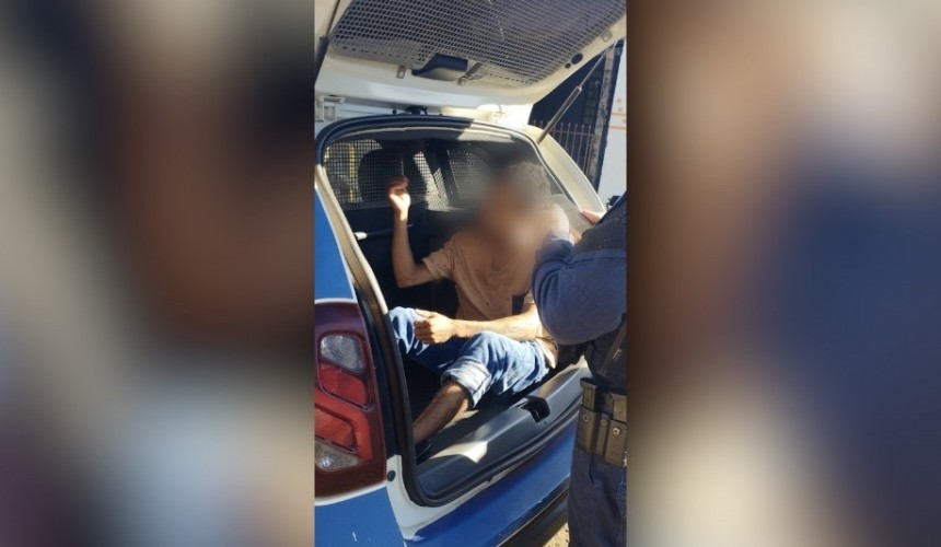 Homem é preso por agredir esposa a vassouradas em Cascavel