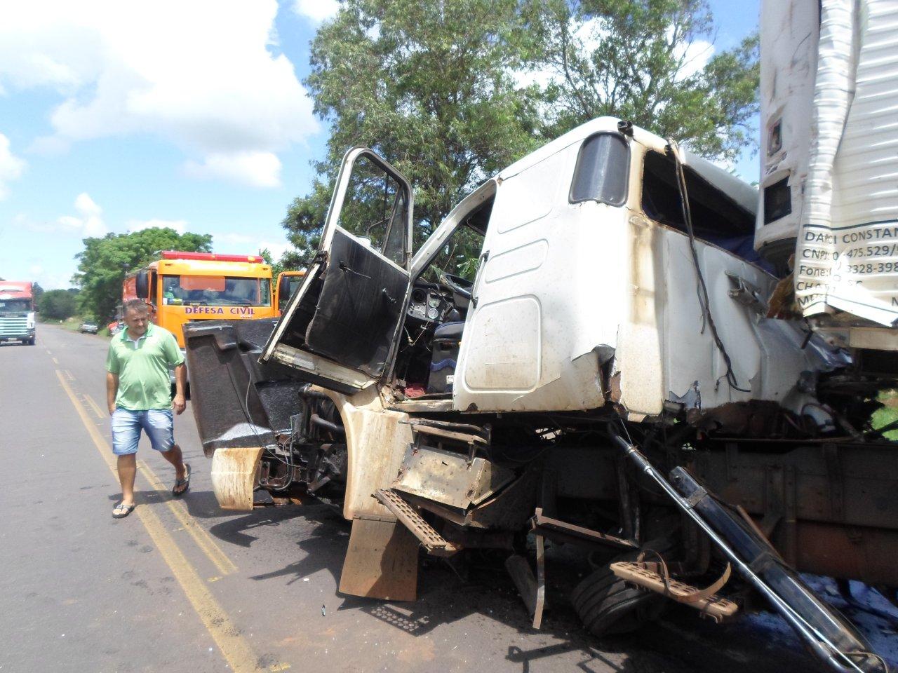 Grave Acidente é registrado entre Lindoeste e Santa Lucia, envolvendo dois caminhões.