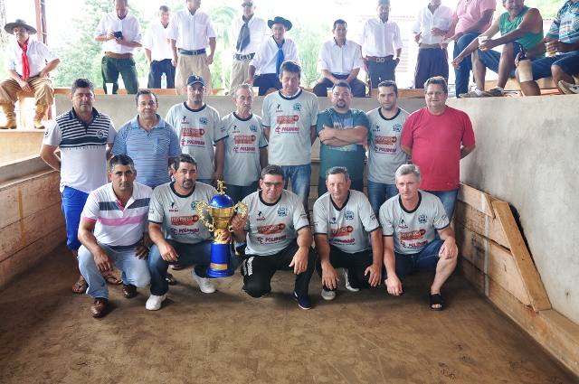 Administração entrega faixas de campeão aos atletas do Campeonato Procaxias de Bocha e Bolão