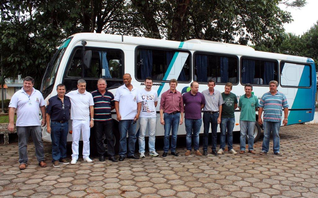 Administração Municipal de Capitão entrega patrulhas e micro ônibus