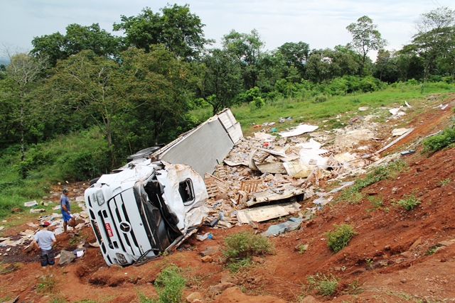 Carreta carregada de coxa e sobre coxa tomba na BR 163 em Capitão 