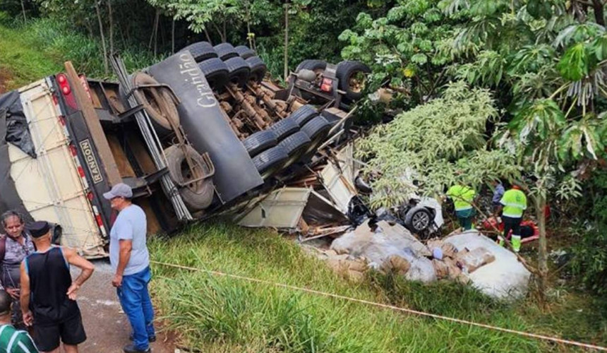 Técnica de enfermagem morre após caminhão tombar sobre veículo na BR-369 em Corbélia