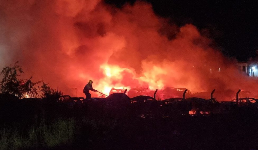 Grande incêndio destrói centenas de veículos no pátio do Detran em Cascavel