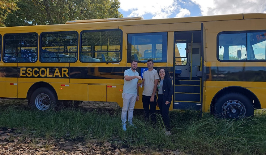APAE de Capitão recebe novo ônibus escolar