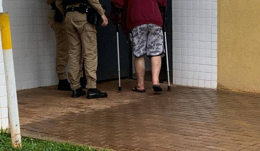 Homem é preso após agredir mulher com muleta em Cascavel
