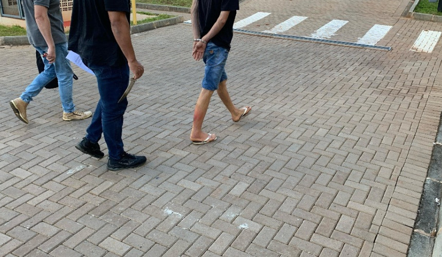 Mulher trans é presa por extorquir motorista de aplicativo em Cascavel