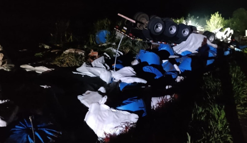 Motorista morre em tombamento de carreta na BR-163 em Capanema