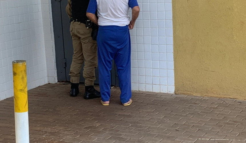 Homem de 80 anos é preso após ameaçar esposa e filha em Cascavel