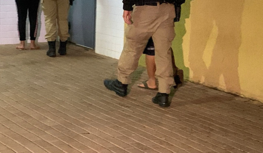 Mãe e filho são presos por ameaça e disparos de arma de fogo em Cascavel